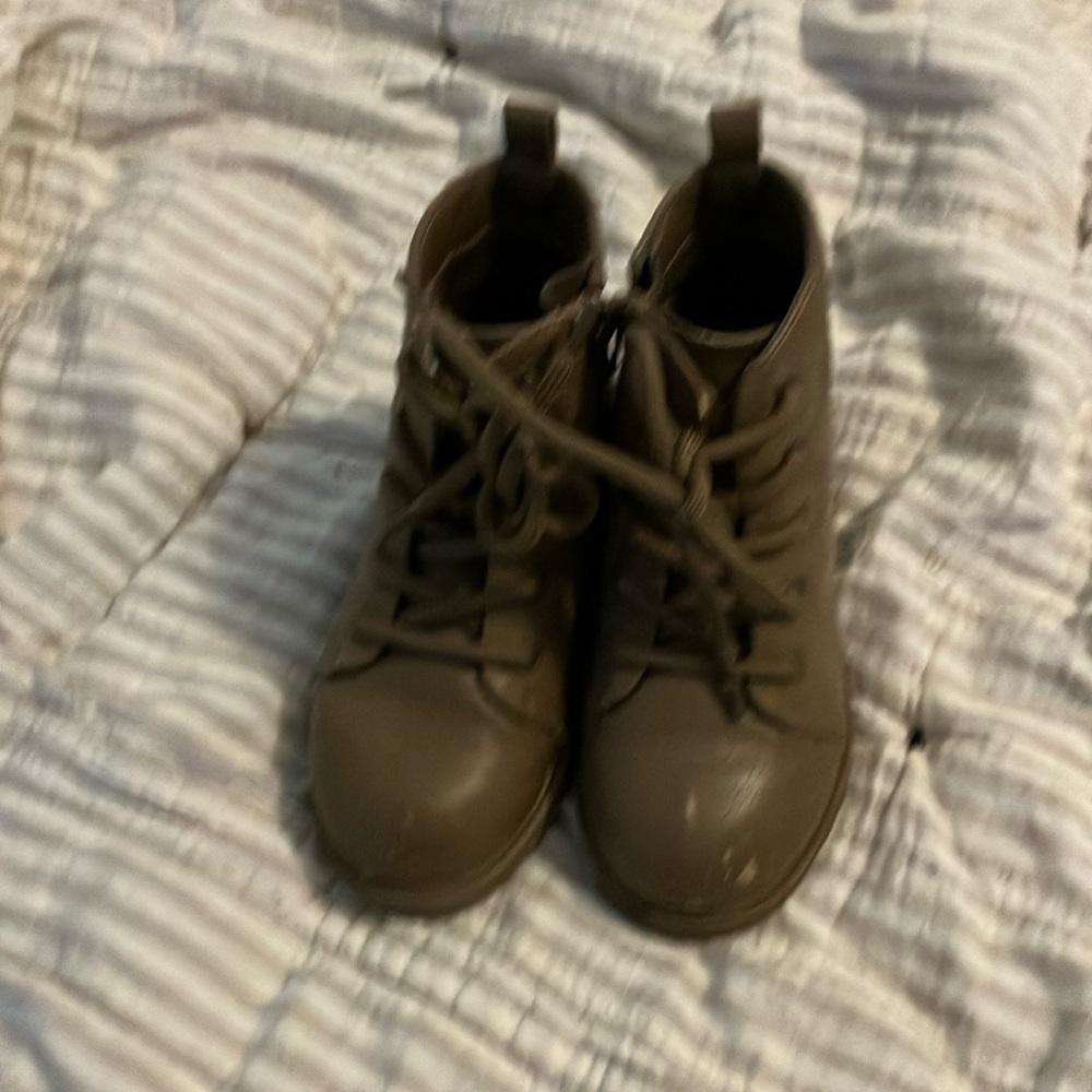 Girls brown boots 💜